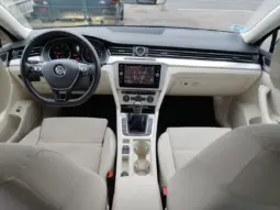 
Volkswagen Passat Variant 2.0TDI Advance 110kW full									