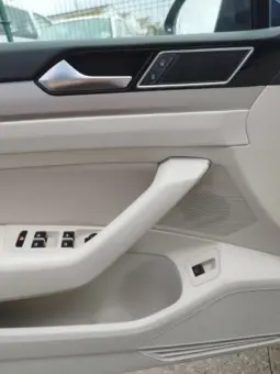 
Volkswagen Passat Variant 2.0TDI Advance 110kW full									