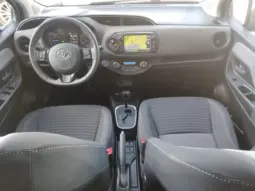 
Toyota Yaris Hybrid Active full									