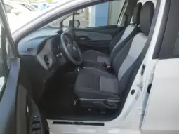 
Toyota Yaris Hybrid Active full									