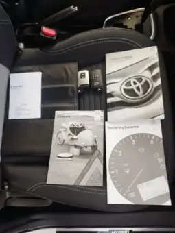 
Toyota Yaris Hybrid Active full									